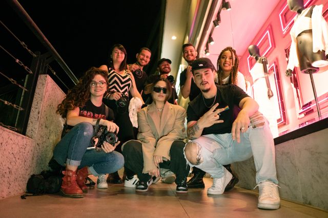 Amigos compartiendo una salida de noche