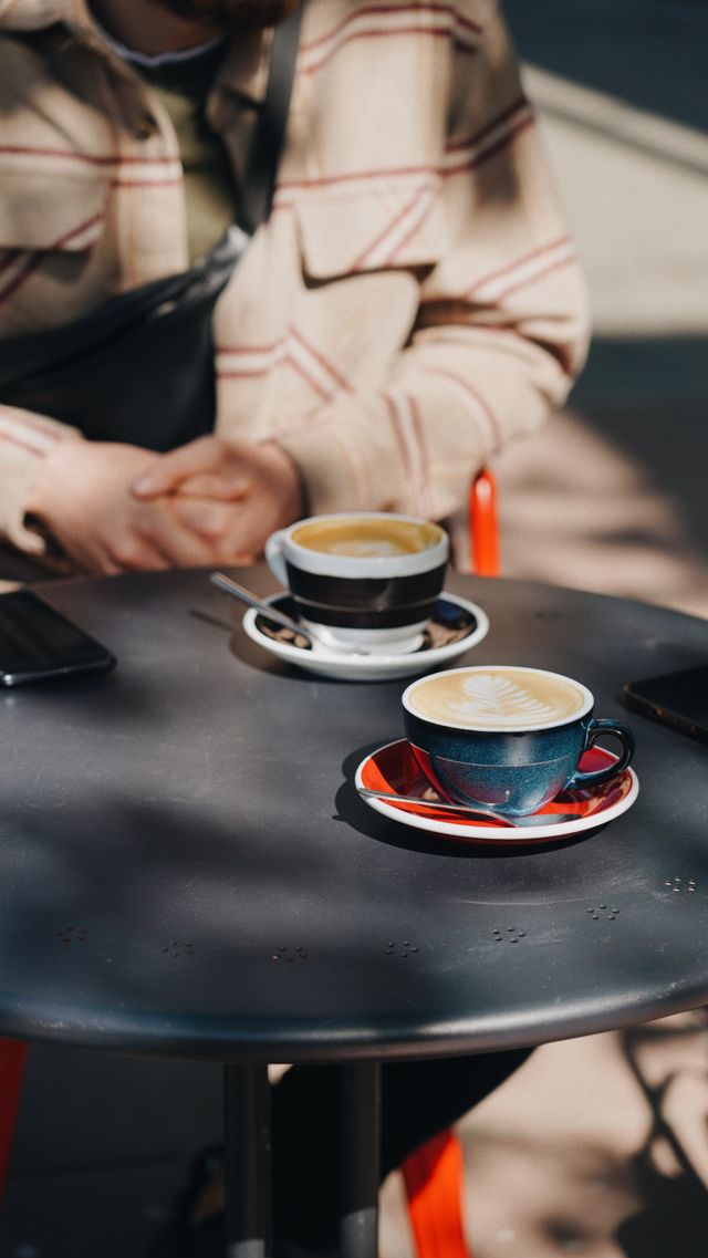 Un momento tranquilo en una cafetería